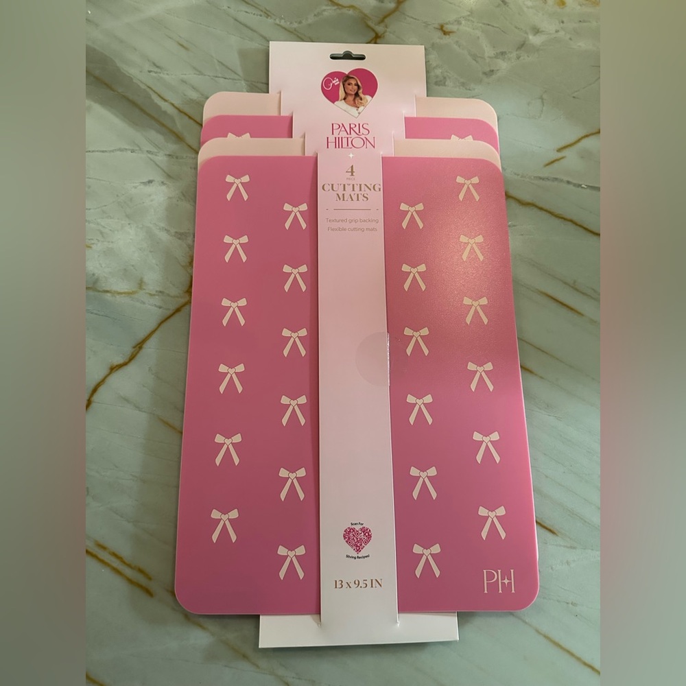 NWT Paris Hilton 🎀 4 piece Cutting Mats flexible in Pink with bows